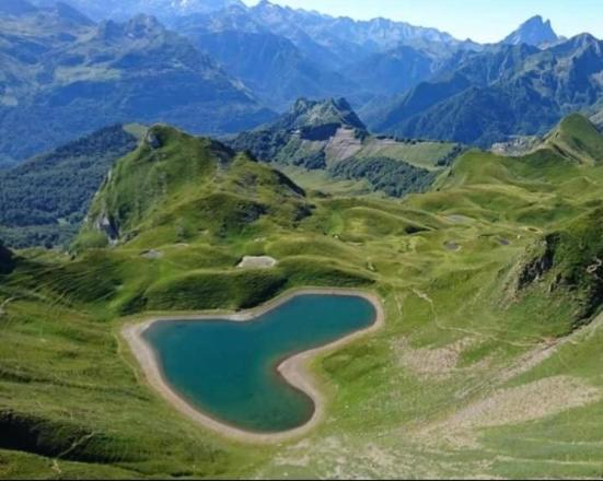 La Suite Unique - Le Jardin Sur Les Pyrenees- Vue Panoramique Montagne -Jardin Cloture Prive De 100M2-Parking-Linge De Lit Et Serviettes Compris- Bielle Luaran gambar